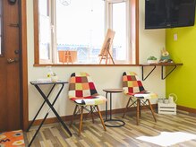 理容シオヤの雰囲気(明るい店内で、くつろぎの時間をお過ごしください。)