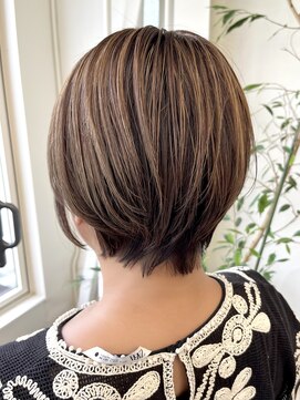 ユキ 八事(yukii) 白髪ぼかしハイライト ショートヘア くせ毛カット 八事美容室