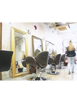 落ち着きのあるこだわりのアンティーク家具が並ぶ店内◎ゆったりとした空間で、あなただけのサロンタイム☆