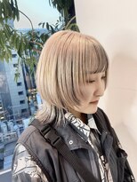 ホワイトベージュ/インナーブラック/ウルフカット