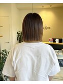 毛先に厚みを残したタイトな切りっぱなし前下がりボブ