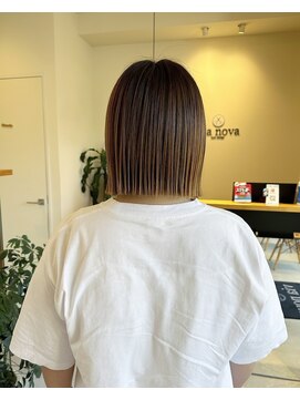 ビアノバ(via nova) 毛先に厚みを残したタイトな切りっぱなし前下がりボブ