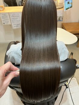 ツヤと髪 クリム(crim)の写真/自然な白髪カバーと髪質改善を両立！髪のお悩みを解消しながら、ツヤのある美しい髪へと導きます。
