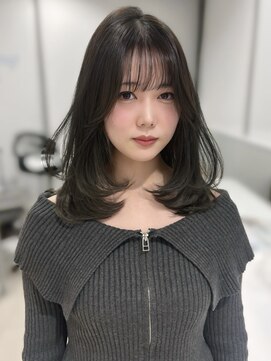 エアー 青山(AIR) ミディアムレイヤーオリーブブラウン顔周りレイヤーカット