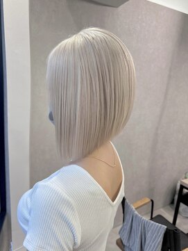 ロウル 渋谷(LOWRL) 前下がりホワイトボブ/デザインカラー