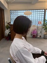 サンノット(SUN KNOT) ミディアムショートカットシルバーアッシュ天使の羽バング