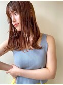 ゆるめの波巻ニュアンスパーマでリラックス感のあるセミロング