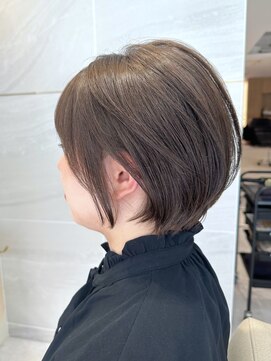 ミズチャーム(Ms.CHARM) 前下がりショート/耳かけスタイル