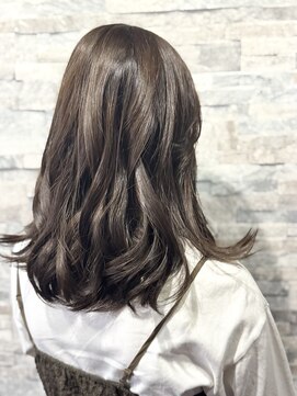 オリーブグレージュ×ワンレングスロング