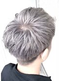 刈り上げ高めのハイトーンシルバーヘア