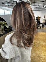 メリー オオサカ(Merly Osaka)&nbsp;レイヤーが似合う！ナチュラルカラーのバレイヤージュ