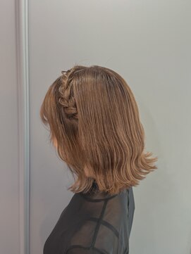 トッカ ヘアアンドトリートメント 難波店 カフェラテカラーのミディアムボブ
