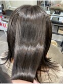 グレージュブラウン×前下がり切りっぱなしミディアム