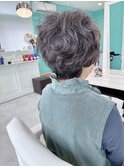 グレイヘアもパーマをかけて素敵に