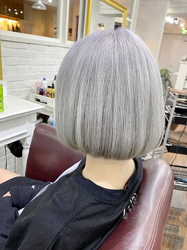 ヘアリゾート粋 新宿三丁目本店 《前地 麻衣》ブリーチカラー/ホワイトシルバー