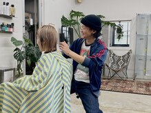 悩みを解消しながら、さりげなくトレンドをプラス。スタイリスト【佐伯俊文】