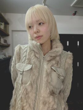 クイン(qin) レイヤーボブホワイトブロンド