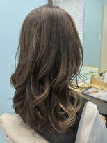 アンフィ 神奈川新町(Anphi) 柔らかなグレージュ&シルバーイヤリングカラー