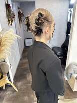 ハイク(HYKE)&nbsp;モードツインシニヨン×タイトヘアアレンジ