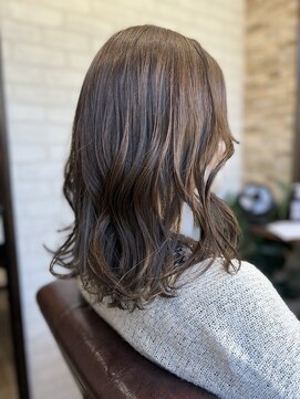 アトリエナガノ(atelier nagano) ニュアンスカラー/センターパート/ツヤ髪スタイル/ブルージュ