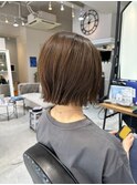 切りっぱなしボブ×明るめベージュカラー