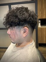 キタセンジュバーバー バイ ティーズ(KITASENJU BARBER by T's) スペインカール フェード スパイラルパーマ