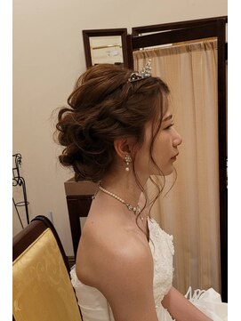 パリスパート2 花嫁 スウィート ゆるふわシニヨンヘアスタイル