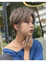 イヴォークトーキョーオーサカ(EVOKE TOKYO osaka)&nbsp;センターパート 抜け感 耳かけショート 可愛い グレージュカラー