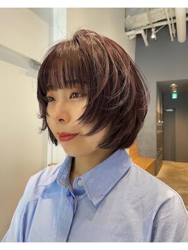 エルム 原宿 表参道(yelm) 内に収まるボブレイヤー/ピンクブラウン