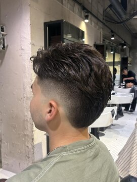 フランクスバーバーザスタンド(Frank’s barber the stand) MEN’S HAIR/サーフカール/刈り上げセンターパート/飯田橋T