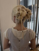 アヴェイル ヒロオ(a'vail Hiroo)&nbsp;お洒落上級！ハイトーンタイトツインカチモリヘアアレンジ