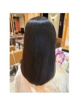 グランボーテクラシック(GrandBeaute classic)の写真/強いクセでもダメージを最小限に抑えながら施術。まっすぐ過ぎない自然なストレートヘアを手に入れて*