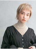 ショートカット　レイヤーカット　ミルクティーカラー前髪あり