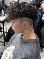 イーラ(era) スパイラルパーマ前下がりマッシュ眉毛スペインカール