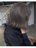 ALLY阿部軽やかに揺れる、透明感スモーキーグレージュボブ