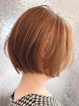 柔らかベージュ/明るい白髪染め×ショートボブ