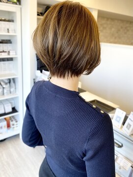 ヴィアスヘアー(vias hair) カーキ系が可愛いショートボブ