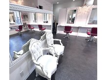 アンリップ ジー(salon unripＧ)の雰囲気（真っ白なアンティーク系オーダーメイドの家具　大人可愛い店内）