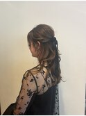 柔らかカールのハーフアップ