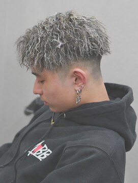 スラッシュ(SLASH) ツイストパーマ/短髪/ホワイトメッシュ/スキンフェード/姫路