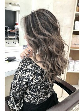 リア 大阪梅田(Ria) ～外国人風バレイヤージュカラー～【Ria 大阪 梅田】