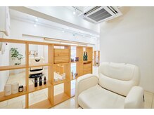 ファボ(favo.)の雰囲気（外からの視線を気にせず寛げる、穏やかで柔らかな店内です♪）