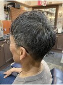 耳周りをスッキリ 責めすぎない自然な刈り上げスタイル