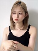 小顔ミディアムレイヤー×ミルクティーベージュ