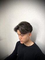 ノヴァ(NOVA)&nbsp;テーパフェード×センターパート×金メッシュ