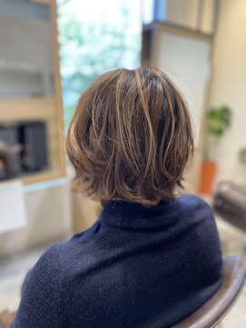 サロンドポプリ 志都美(salon de poupuri) ハイライトを活かした外ハネミニボブ