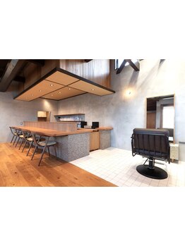 「また通いたくなる。木を基調としたお洒落な空間で、髪も心もリフレッシュ。理想のヘアスタイルに。」