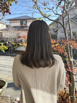 赤みを抑えた透明感◎エドルカラーで上品ミディアム