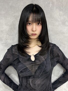 モク(mok) レイヤーカットで暗髪でも重くならない!