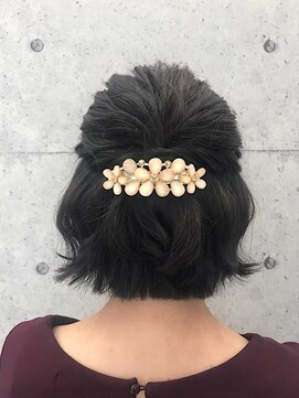 ティーズヘアー(T's HAIR) ボブスタイルにオススメ！外ハネが可愛いハーフアップ